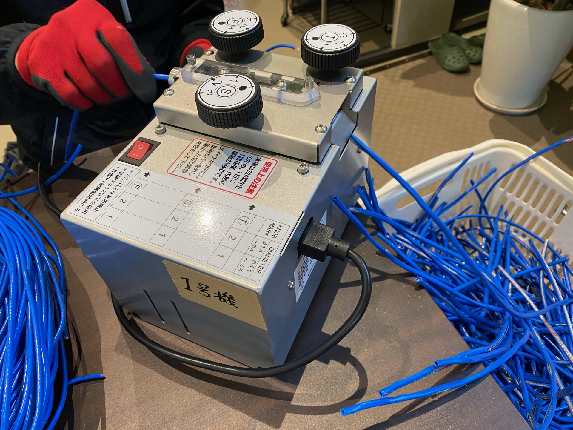 銅線の皮剥き様子