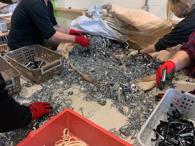 リサイクル品選別風景
